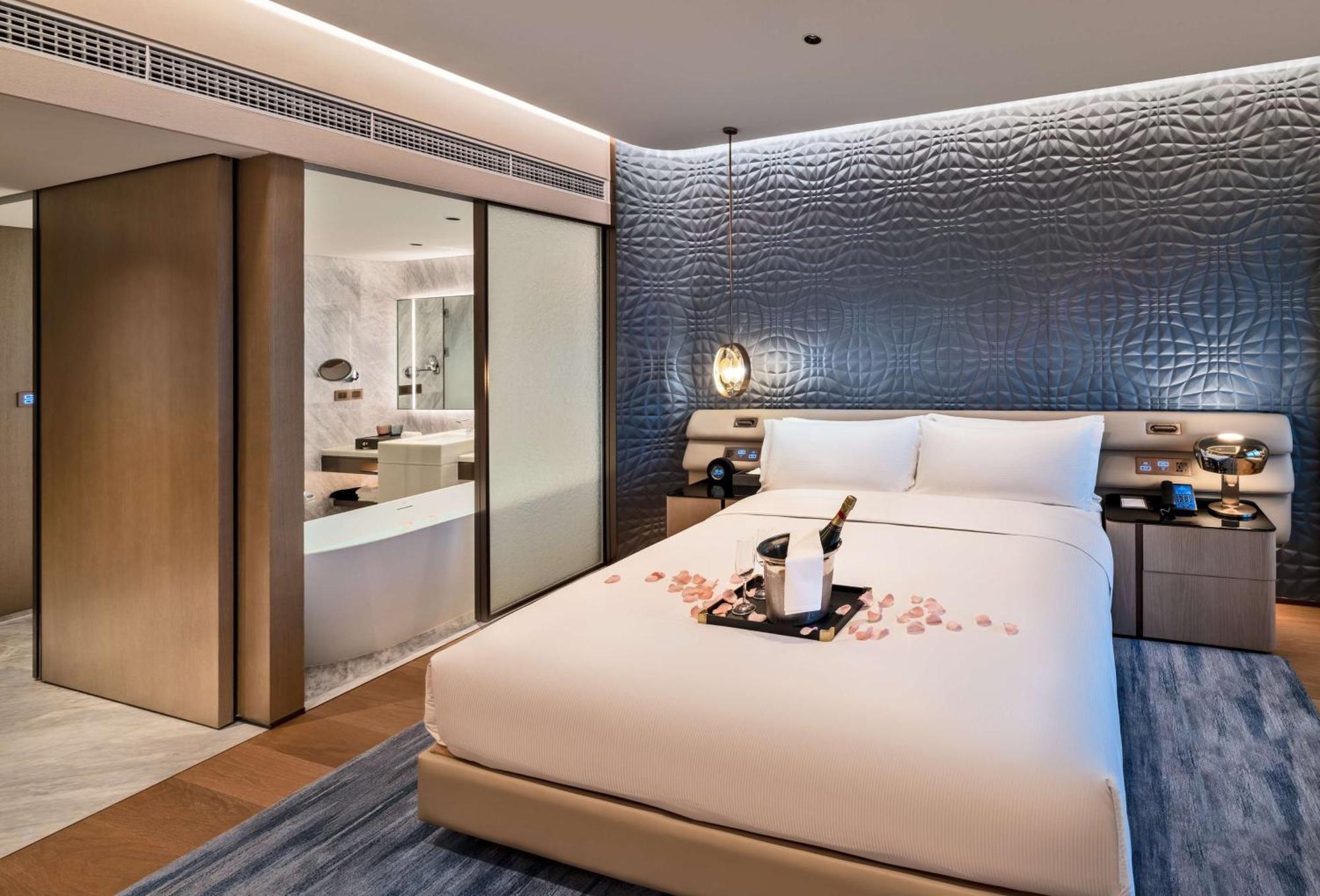 Hilton Shenzhen World Exhibition & Convention Center - Only 5 Minutes' Walk To Wecc Hotel Exterior photo